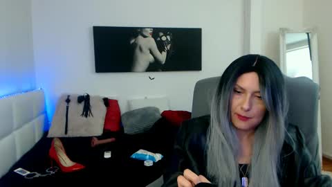 Snapshot of mistressevelyn_ chatting on 01/12/25, 09:19 MistressEvelyn  online show from 01/12/25, 09:19
