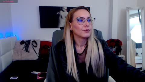 Snapshot of mistressevelyn_ chatting on 01/14/25, 09:02 MistressEvelyn  online show from 01/14/25, 09:02