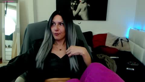 Snapshot of mistressevelyn_ chatting on 01/28/25, 10:45 MistressEvelyn  online show from 01/28/25, 10:45