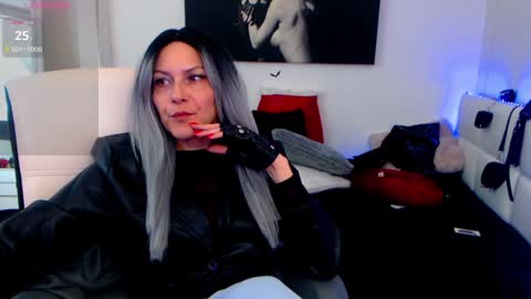 Snapshot of mistressevelyn_ chatting on 01/31/25, 05:51 MistressEvelyn  online show from 01/31/25, 05:51