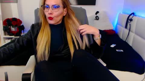 Snapshot of mistressevelyn_ chatting on 02/13/25, 06:09 MistressEvelyn  online show from 02/13/25, 06:09