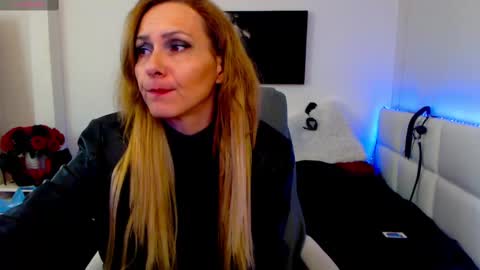 Snapshot of mistressevelyn_ chatting on 02/13/25, 10:34 MistressEvelyn  online show from 02/13/25, 10:34
