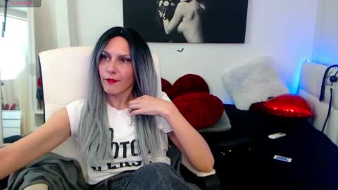 Snapshot of mistressevelyn_ chatting on 02/20/25, 01:40 MistressEvelyn  online show from 02/20/25, 01:40