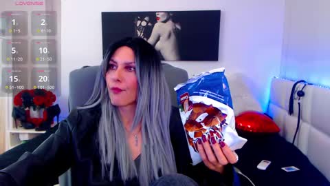 Snapshot of mistressevelyn_ chatting on 02/21/25, 07:01 MistressEvelyn  online show from 02/21/25, 07:01