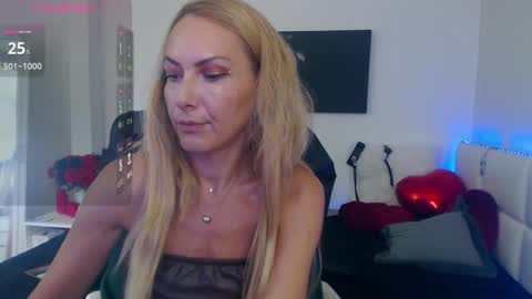 Snapshot of mistressevelyn_ chatting on 09/13/25, 06:35 MistressEvelyn  online show from 09/13/25, 06:35