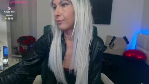 Snapshot of mistressevelyn_ chatting on 09/30/25, 07:13 MistressEvelyn  online show from 09/30/25, 07:13