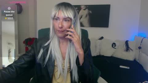 Snapshot of mistressevelyn_ chatting on 10/06/25, 06:49 MistressEvelyn  online show from 10/06/25, 06:49