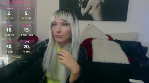 Snapshot of mistressevelyn_ chatting on 10/16/25, 07:42 MistressEvelyn  online show from 10/16/25, 07:42