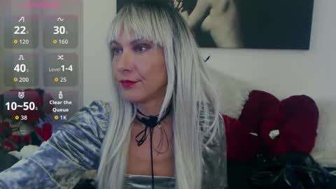 Snapshot of mistressevelyn_ chatting on 10/17/25, 06:38 MistressEvelyn  online show from 10/17/25, 06:38