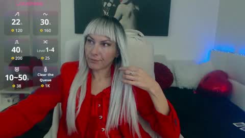 Snapshot of mistressevelyn_ chatting on 10/25/25, 08:11 MistressEvelyn  online show from 10/25/25, 08:11