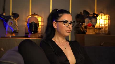 Snapshot of mistresskellykent chatting on 05/17/26, 09:33 Mistress Kelly online show from 05/17/26, 09:33