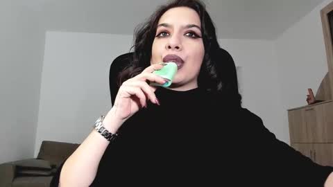 Snapshot of mistressmichelle5 chatting on 12/06/24, 02:38 YourGoddessM online show from 12/06/24, 02:38