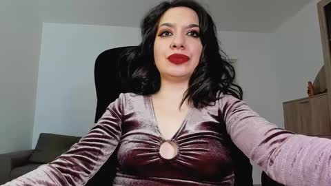 Snapshot of mistressmichelle5 chatting on 01/12/25, 04:00 YourGoddessM online show from 01/12/25, 04:00