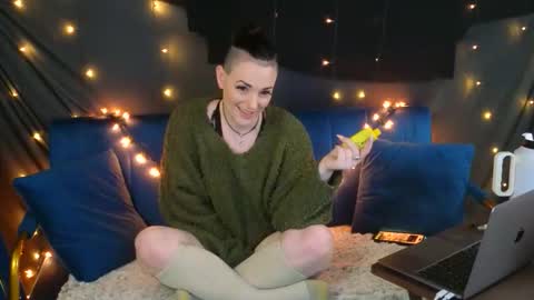 Snapshot of mistressquynnxo chatting on 01/12/26, 10:15 Mistress Quynn online show from 01/12/26, 10:15