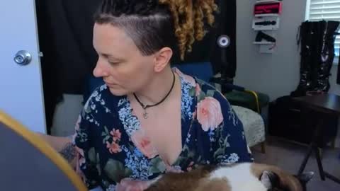 Snapshot of mistressquynnxo chatting on 06/11/26, 08:51 Mistress Quynn online show from 06/11/26, 08:51