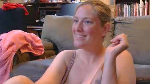 Snapshot of mistymountains96 chatting on 06/08/26, 10:54 Misty Mountains online show from 06/08/26, 10:54