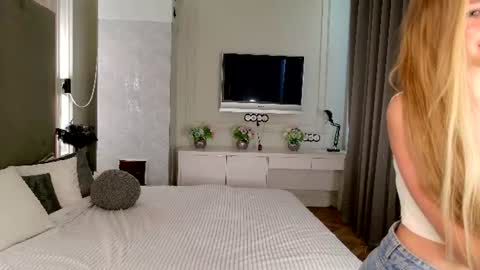 Mila online show from 06/26/26, 04:06