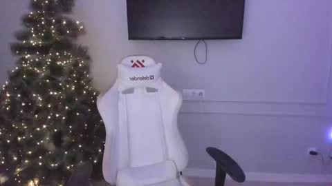 Snapshot of miwa_kasumi chatting on 12/25/24, 05:37   MIa   online show from 12/25/24, 05:37