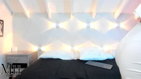 mizzhell_ online show from 11/17/25, 12:44