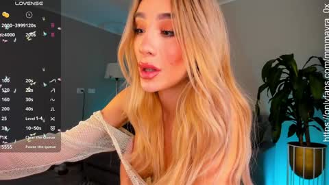 Snapshot of mmmayra_0x chatting on 12/29/24, 08:04 MAYRA   online show from 12/29/24, 08:04