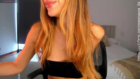 Snapshot of mmmayra_0x chatting on 10/05/25, 08:18 MAYRA   online show from 10/05/25, 08:18