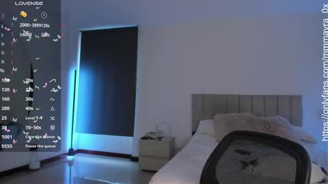 Snapshot of mmmayra_0x chatting on 10/30/25, 09:37 MAYRA   online show from 10/30/25, 09:37