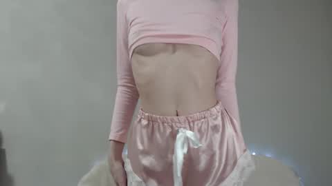 Snapshot of mmmeoww chatting on 01/15/25, 12:19 Ariela online show from 01/15/25, 12:19