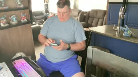 Snapshot of mmmthatsfunnn chatting on 03/18/26, 06:22 mmmthatsfunnn online show from 03/18/26, 06:22