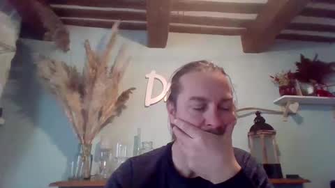 Snapshot of moi9876543210 chatting on 01/27/25, 01:09 Julien online show from 01/27/25, 01:09