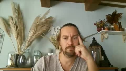 Snapshot of moi9876543210 chatting on 10/13/25, 12:27 Julien online show from 10/13/25, 12:27