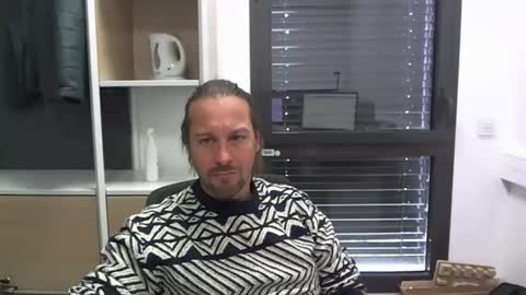 Snapshot of moi9876543210 chatting on 11/25/25, 11:32 Julien online show from 11/25/25, 11:32