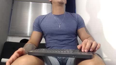 Snapshot of moises_paez chatting on 12/31/24, 11:06 Moises Paez online show from 12/31/24, 11:06