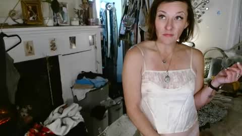 Snapshot of moistknickerchick chatting on 12/02/24, 04:42 MoistKnickerChick online show from 12/02/24, 04:42