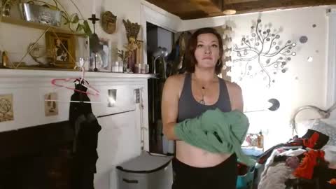 Snapshot of moistknickerchick chatting on 12/07/24, 04:31 MoistKnickerChick online show from 12/07/24, 04:31