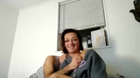 Snapshot of moistknickerchick chatting on 12/14/24, 03:18 MoistKnickerChick online show from 12/14/24, 03:18