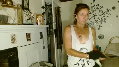 Snapshot of moistknickerchick chatting on 09/22/25, 03:08 MoistKnickerChick online show from 09/22/25, 03:08