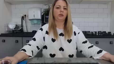 erika online show from 02/04/25, 10:10