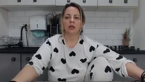 erika online show from 02/09/25, 08:22