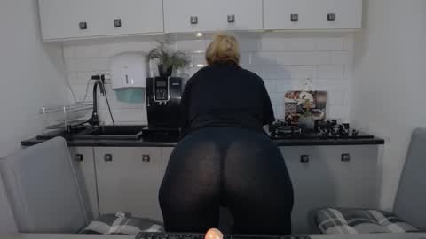 erika online show from 09/19/25, 08:27