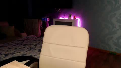 Snapshot of molli_and_tom chatting on 06/30/26, 10:44 Bitcoin 1P8NuZxsaNsQTx7wJJJ7Ao1mic4nvJPVLC online show from 06/30/26, 10:44