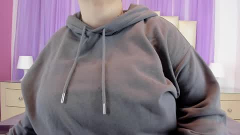 Snapshot of molliebue1 chatting on 12/29/24, 12:01 Hey Guys  Im Mollie online show from 12/29/24, 12:01