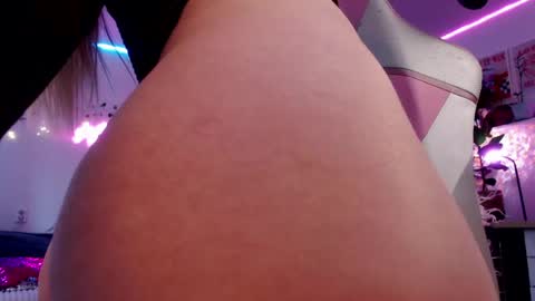 Snapshot of molly__percocet13 chatting on 04/24/26, 03:09 online show from 04/24/26, 03:09