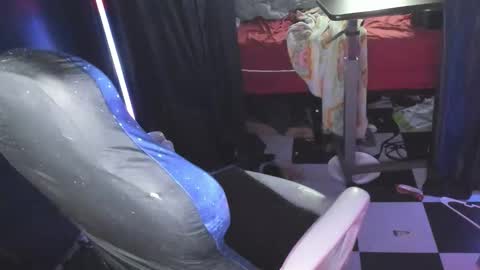 Snapshot of molly_moons chatting on 04/15/26, 06:48 molly_moons online show from 04/15/26, 06:48