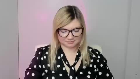 Molly online show from 10/10/25, 08:19