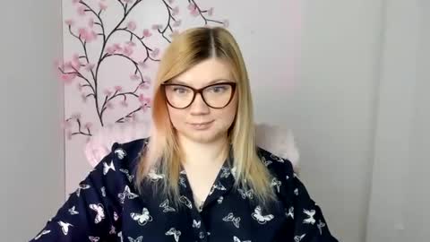 Snapshot of molly_moree chatting on 04/22/26, 11:34 Molly online show from 04/22/26, 11:34