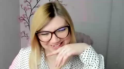 Snapshot of molly_moree chatting on 04/27/26, 11:30 Molly online show from 04/27/26, 11:30