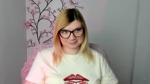 Snapshot of molly_moree chatting on 05/08/26, 11:37 Molly online show from 05/08/26, 11:37