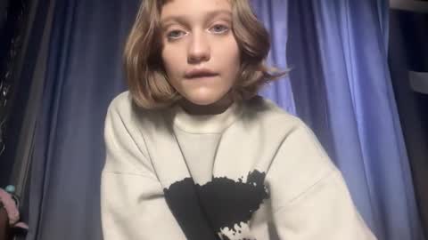 Snapshot of molly_poly chatting on 11/12/25, 12:27 molly_poly online show from 11/12/25, 12:27