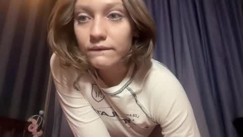 Snapshot of molly_poly chatting on 12/19/25, 05:53 molly_poly online show from 12/19/25, 05:53