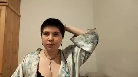 Molly Pop online show from 11/06/25, 10:43